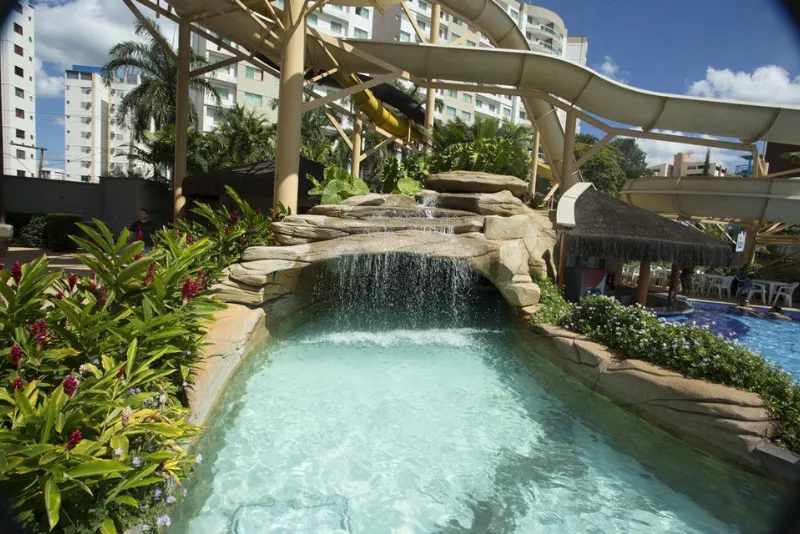 Foto da atração da cachoeira artificial do water park