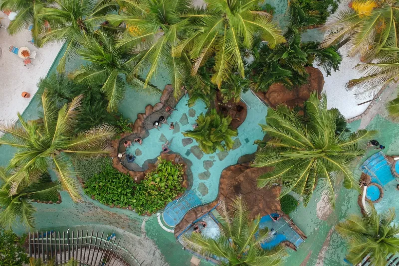 Foto tirada de cima de piscina