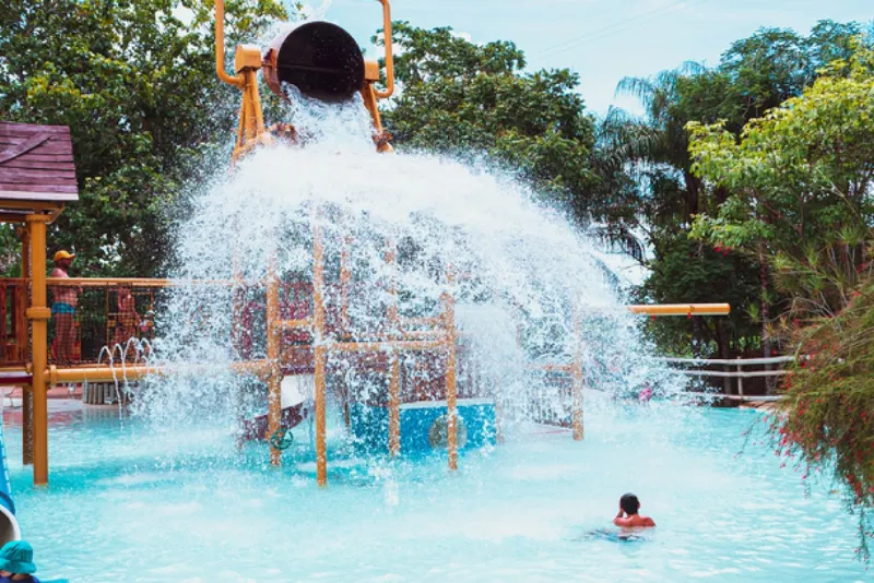 Foto do balde gigante na piscina de criança