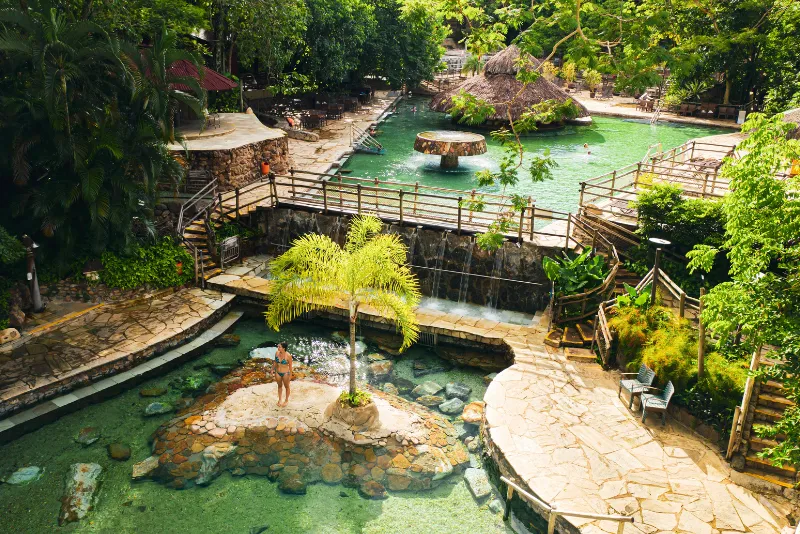 Foto da piscina com natureza em volta