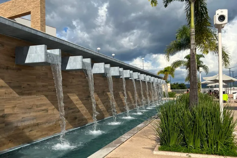 Foto das piscinas com cachoeiras artificiais