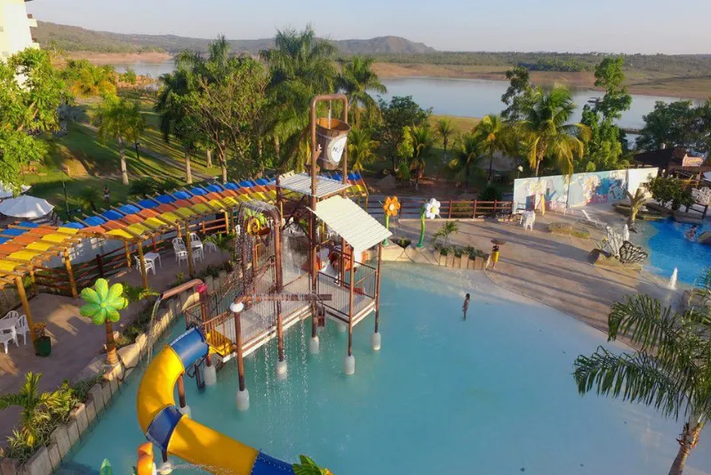 Foto da piscina infantil com playgroud