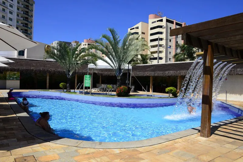 Piscina termal com cascata no Clube Privé
