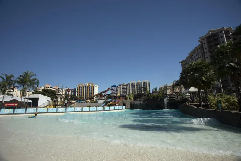 Foto da praia artificial do water park