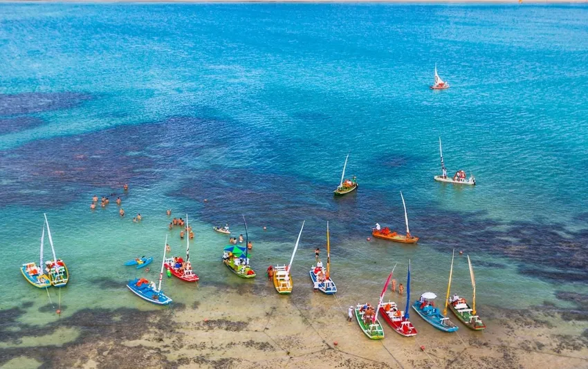 Foto das embarcações na praia de maceió