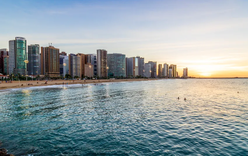 Foto da praia e cidade de fortaleza