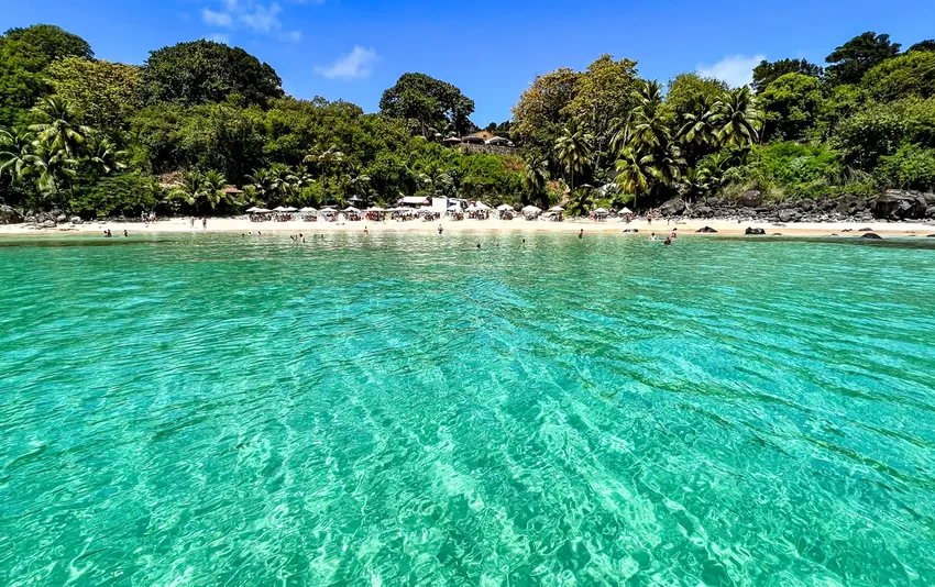 Foto do mar com praia de fundo