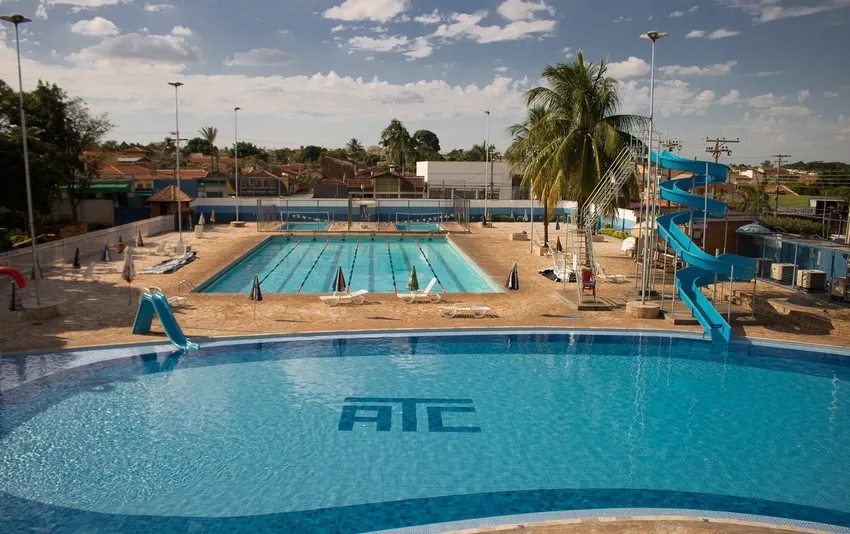 Foto da piscina do hotel em andradina
