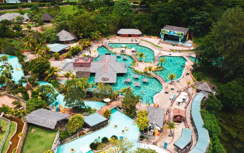 Foto do complexo de piscinas de rio quente