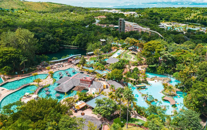 Foto do complexo de piscinas