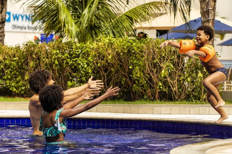 Foto mostrando um tempo divertido em familia