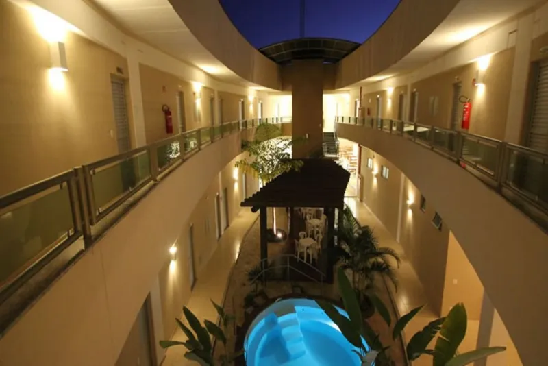 Foto do jardim do hotel a noite