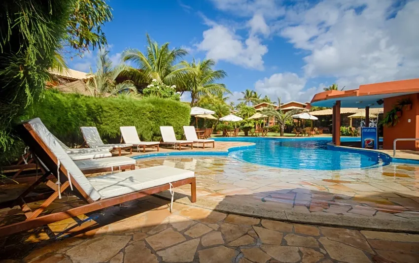 Foto da parte das piscinas e espreguiçadeiras