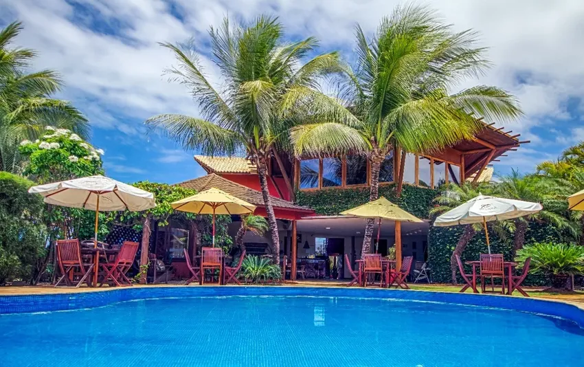 Foto parte do bar com a piscina