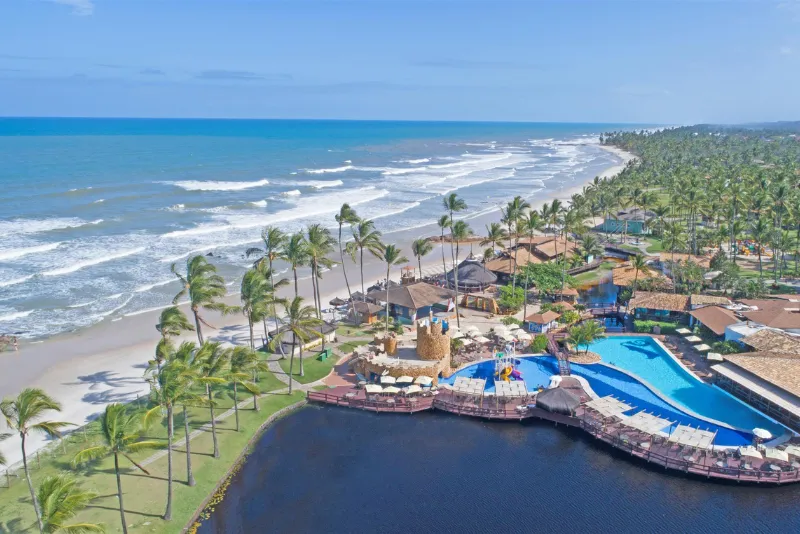 Foto aérea da praia e das piscinas