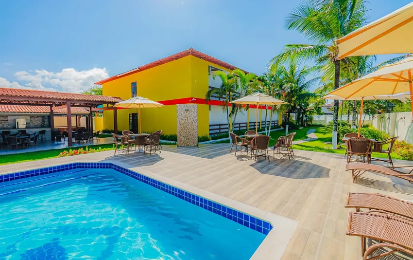 Foto da área de piscina e das espreguiçadeiras