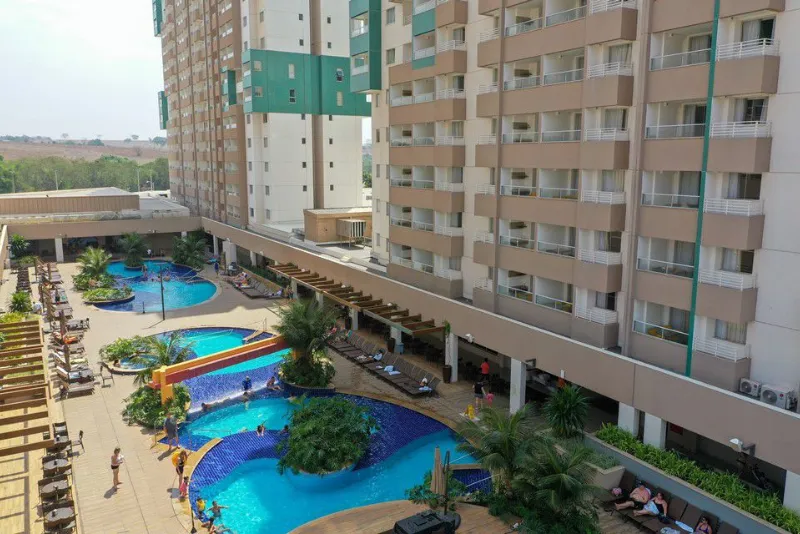 Foto aérea com piscinas