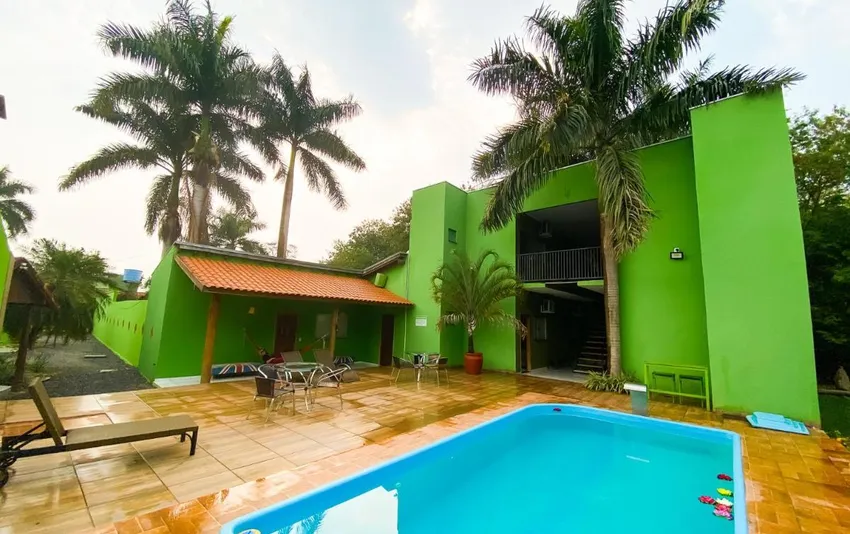 Foto da piscina do hotel com coqueiros ao redor