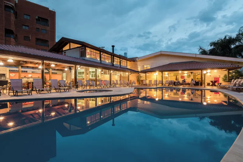 Foto da piscina e do hotel