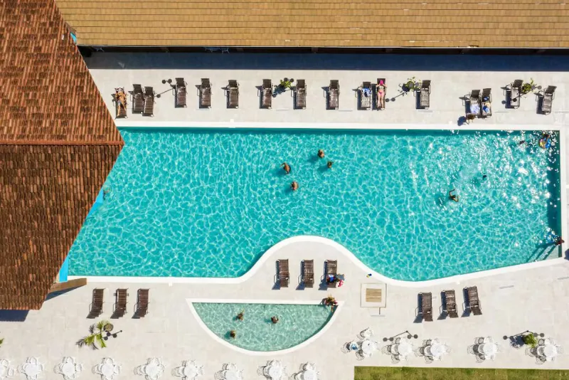 Foto aérea da piscina