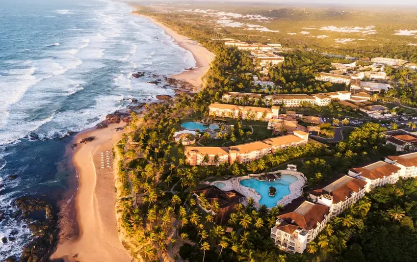 Foto mar terreno com vista arborizada e hotel