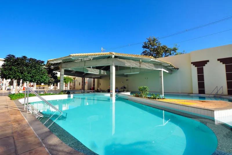 Foto da piscinas com o bar molhado