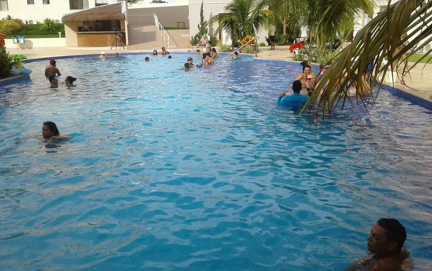 Foto da piscina com pessoas de divertindo