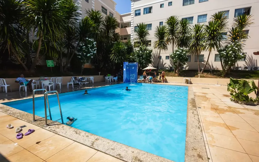 Foto da piscina e cadeiras ao redor