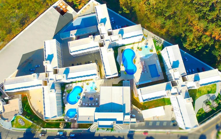 Foto aérea das piscinas, com os hotéis ao redor