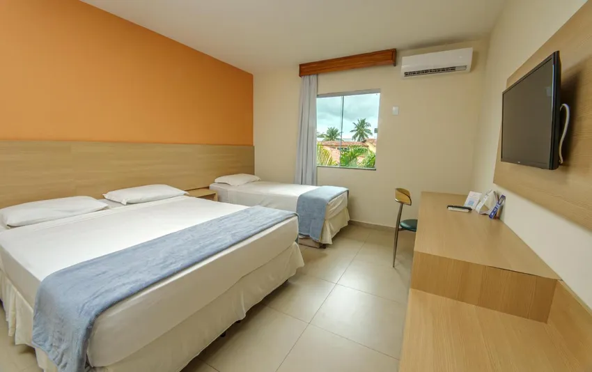 Foto do quarto com uma cama de casal e outra e solteiro