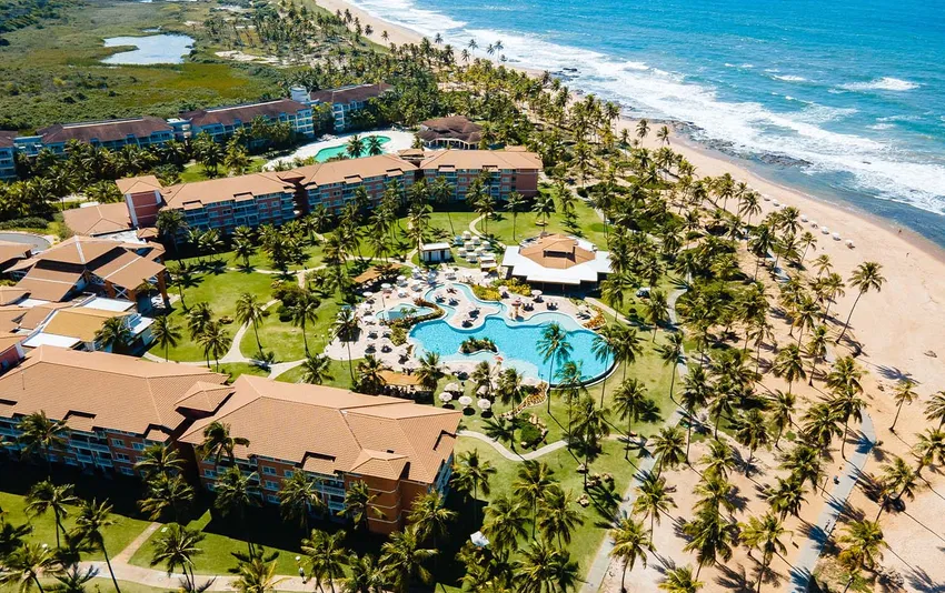 Foto da vista com hotel, o mar e as arvores