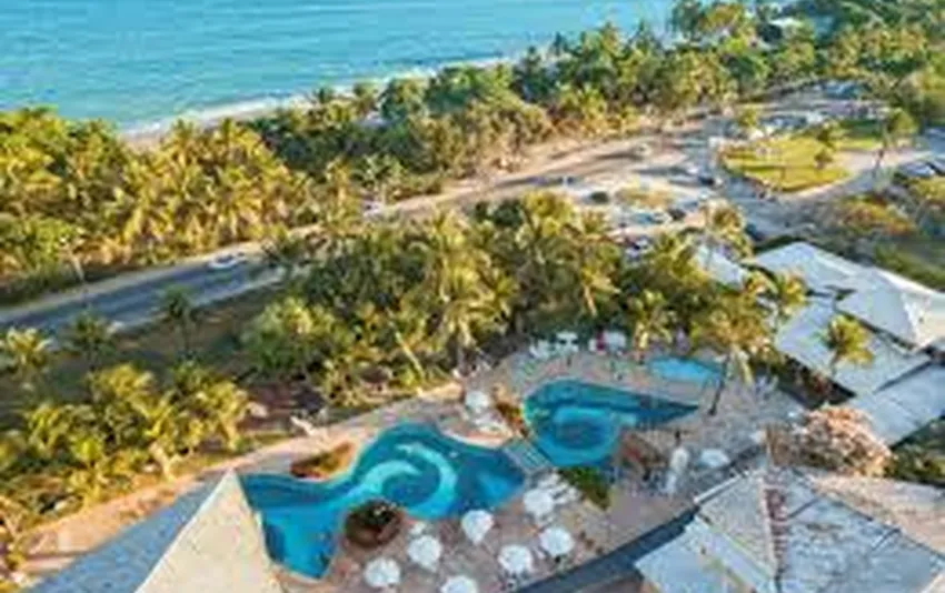 Foto aérea da piscinas e area arborizada