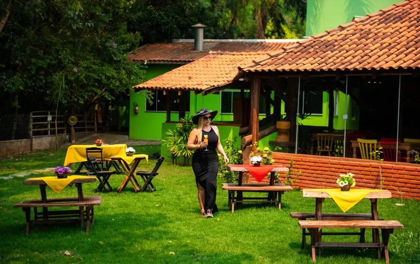 Foto da área do hotel com mesas e cadeiras para descanso e refeições.