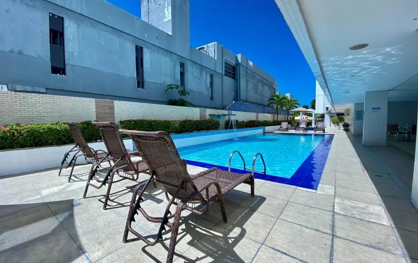 Foto área da piscina com espreguiçadeiras
