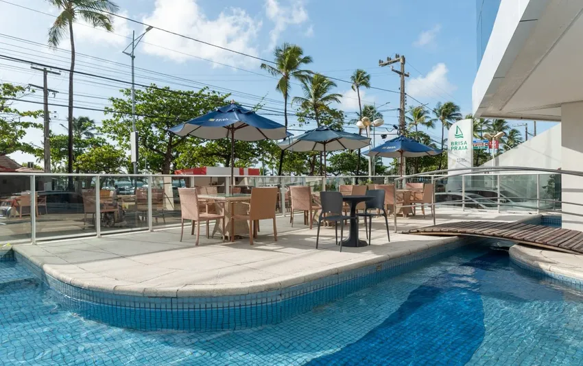 Foto da área da piscina do hotel