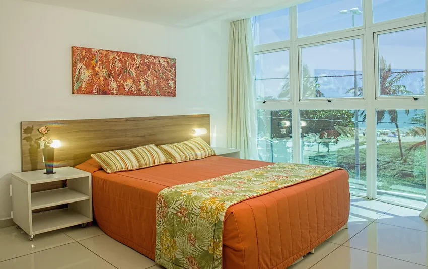 Foto da cama e quarto do hotel
