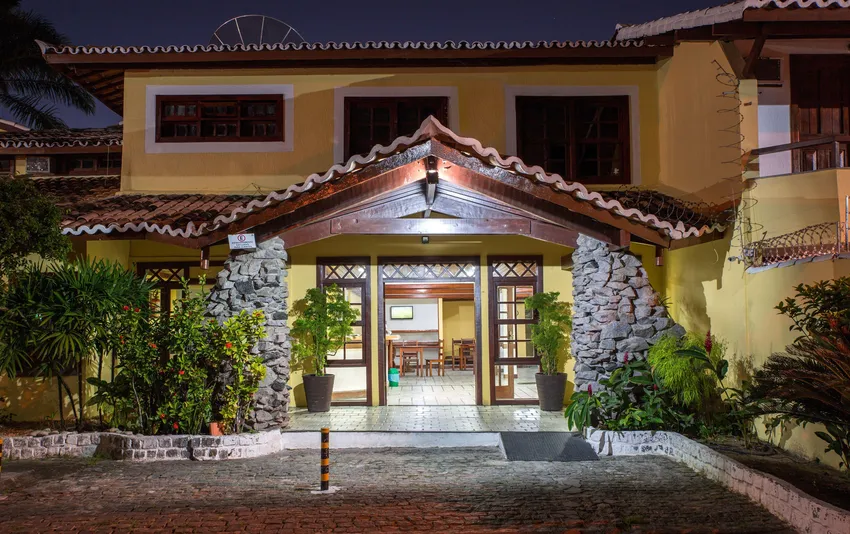 Foto da entrada da pousada à noite