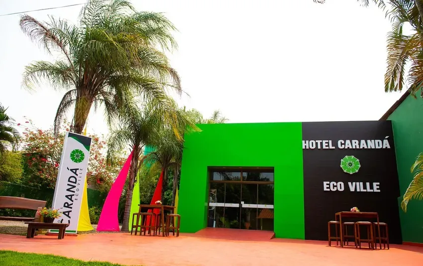Foto da entrada principal do hotel com arquitetura tropical e jardins