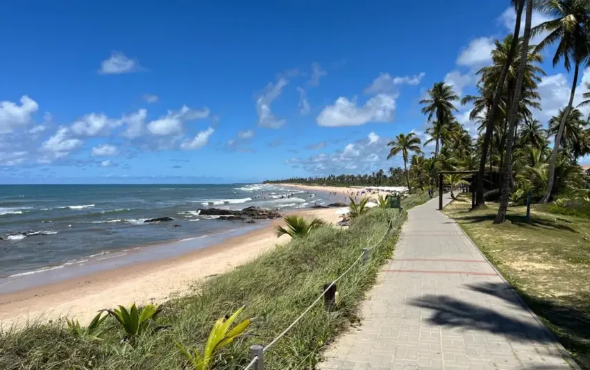 Foto da estrada com vista pro mar