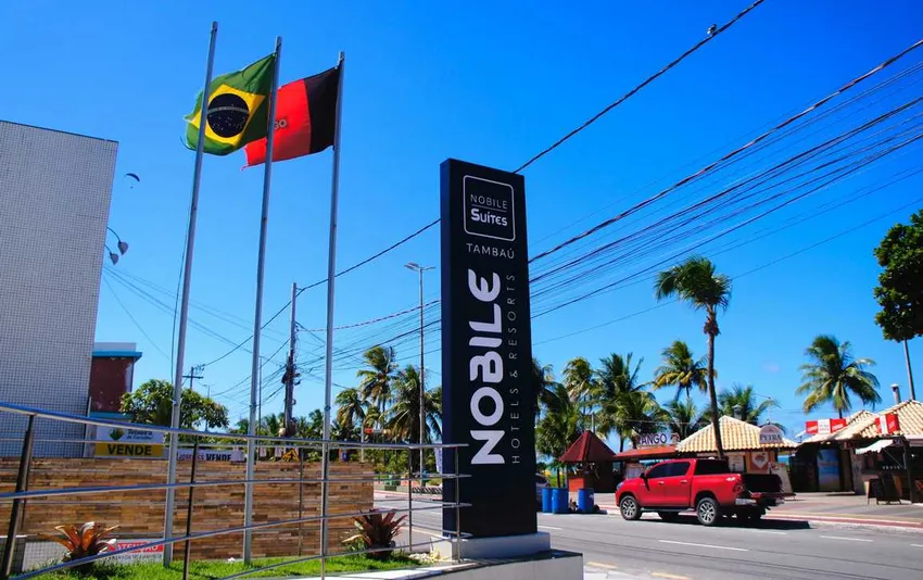 Entrada e fachada do hotel