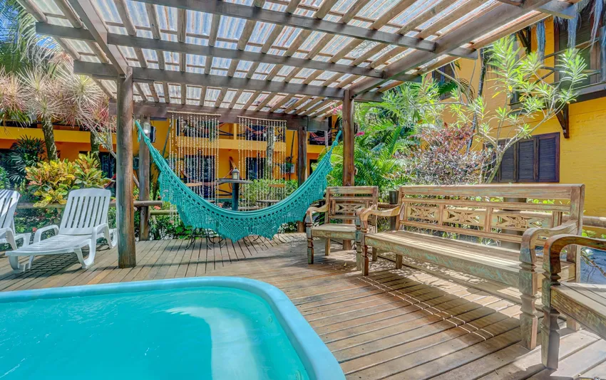 foto piscina com redes e area de descans