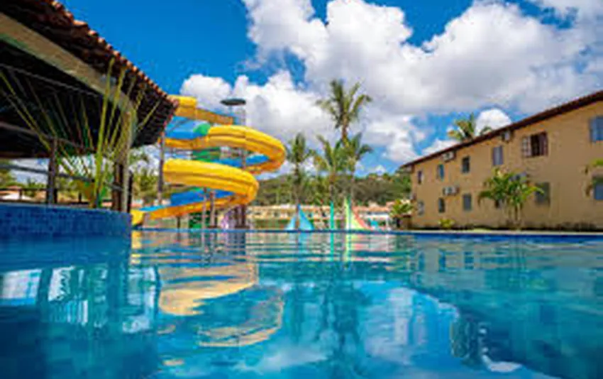 Foto ao nível da água de uma piscina de resort