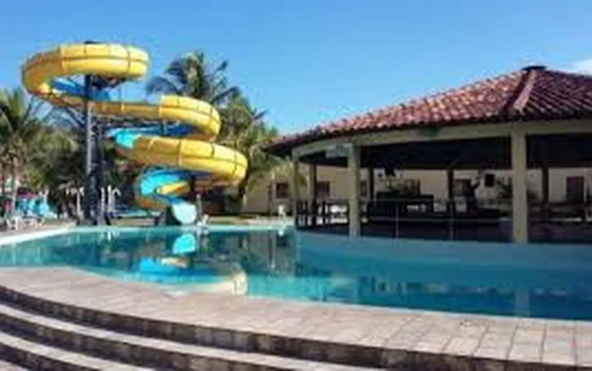 Foto da piscina com toboagua e quiosque
