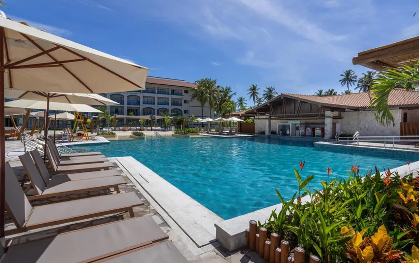 Foto com piscina e espreguiçadeiras