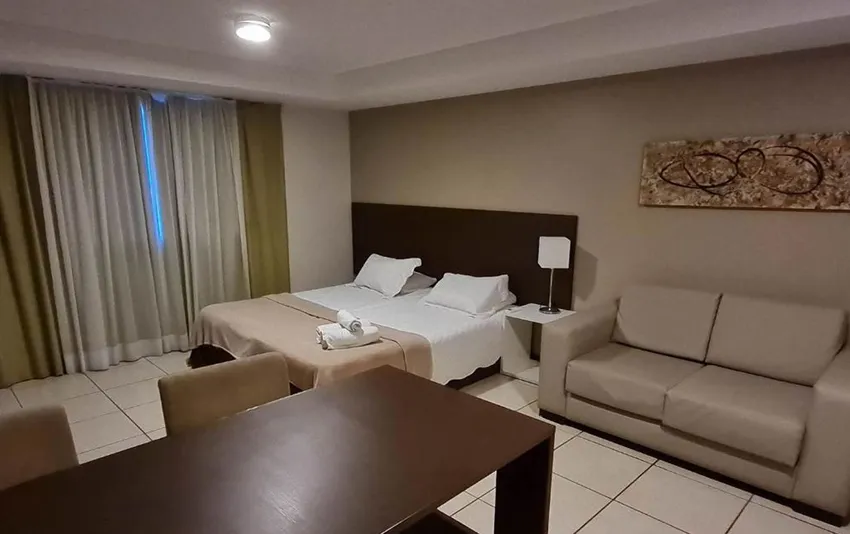 Foto de um quarto de hotel com cama de casal