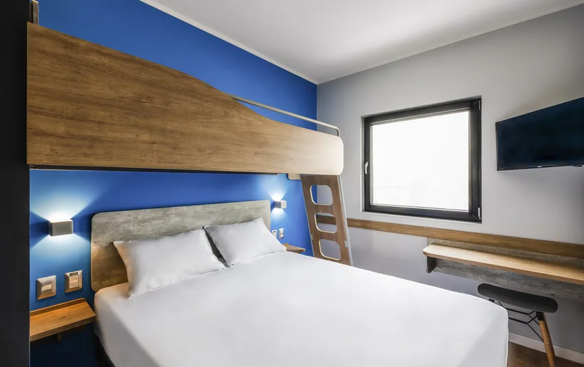 Foto do quarto com cama de casal