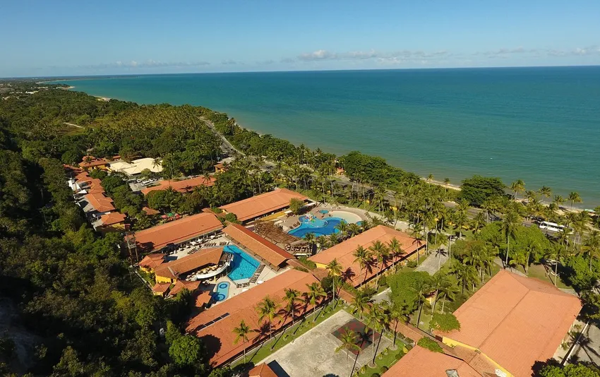 Foto aérea de resort à beira-mar, com piscinas, jardins e vista para a praia