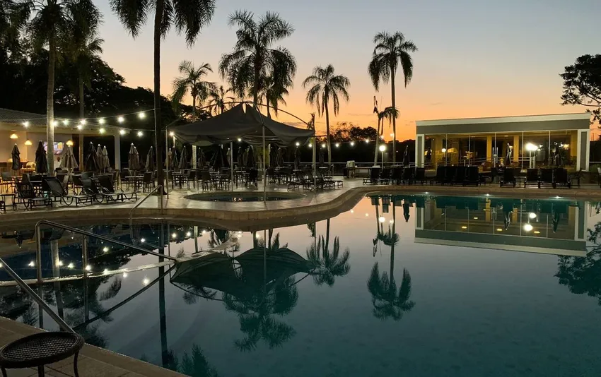 Foto da piscina no fim de tarde