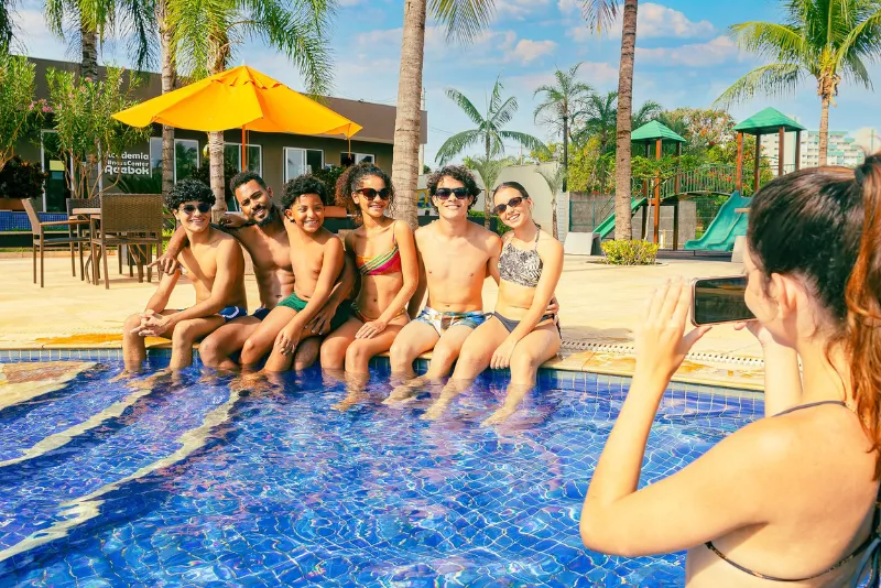 Foto da familia se divertindo e aproveitando o momento