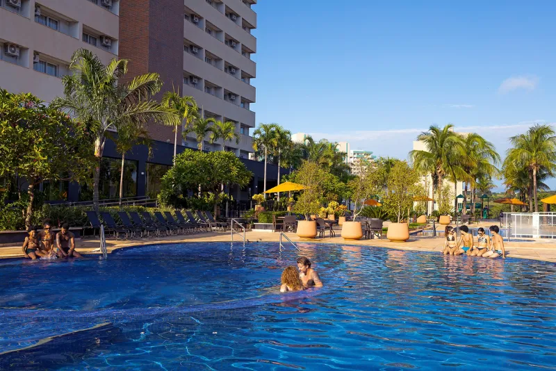 Foto do casal aproveitando a piscina